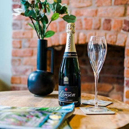 New! Gorgeous 2-Bed Home In Chester City Centre By 53 Degrees Property - Incredible Location, Ideal For Small Groups - Sleeps 6! Экстерьер фото